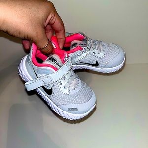 NIKE- revolution 5 flyease BRAND NEW